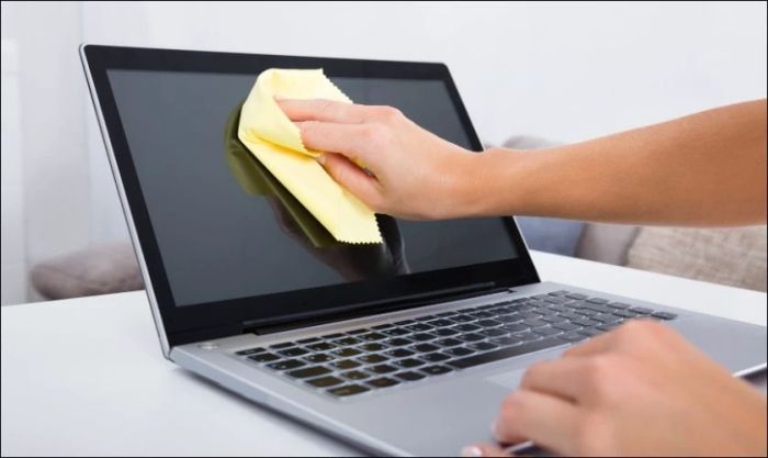 Tiếp theo, bạn cần lau khô các vị trí bị ẩm trên laptop