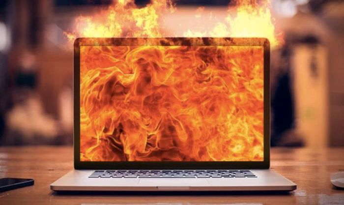 Laptop hoạt động liên tục với cường độ cao khiến cho pin bị phồng lên.