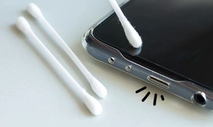 Vệ sinh cổng sạc để khắc phục iPhone 11 không lên nguồn