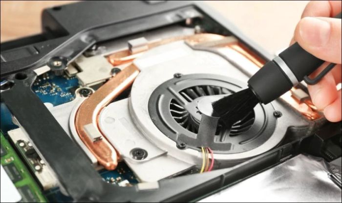 Tiếp theo, bạn có thể bắt đầu tháo và vệ sinh các linh kiện bên trong laptop
