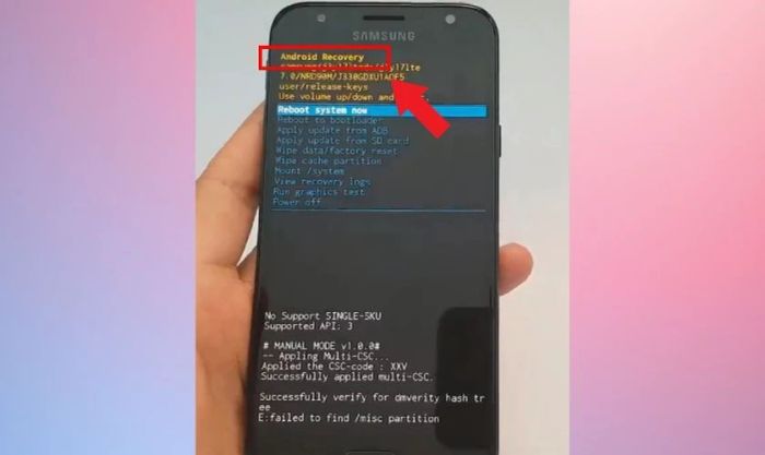 Khi màn hình hiển thị Recovery Android, bạn có thể thả tay khỏi các phím còn lại.