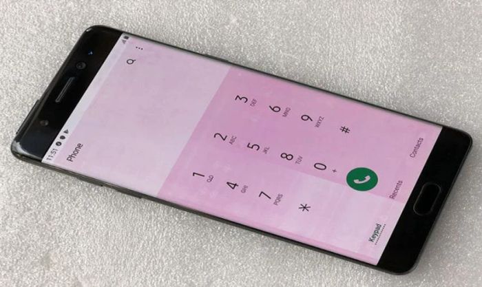 Nguyên nhân gây ám hồng trên màn hình điện thoại Samsung