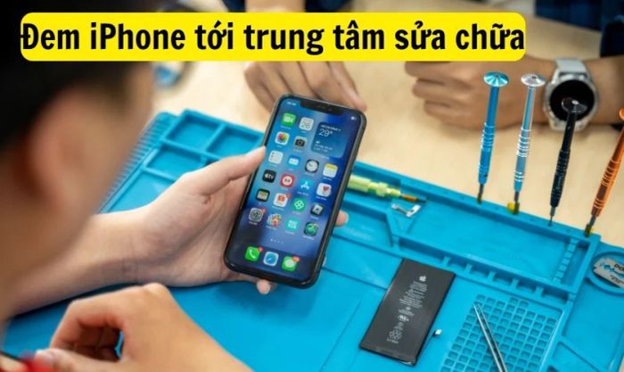 Mang iPhone 11 bị lỗi loạn cảm ứng đến trung tâm sửa chữa