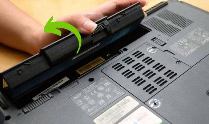 Đảm bảo rằng máy đã ngắt kết nối điện hoàn toàn trước khi tiến hành các bước tiếp theo