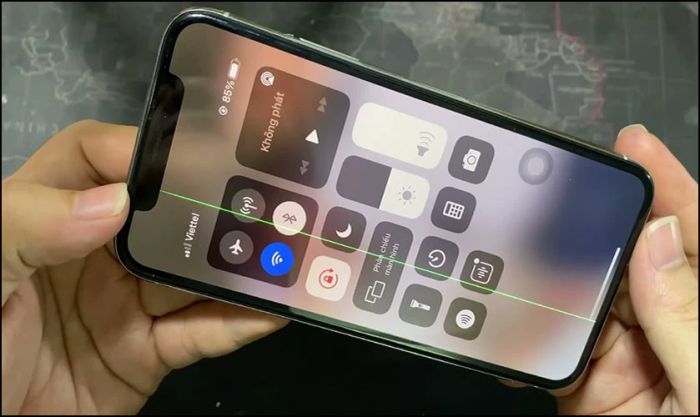Nguyên nhân khiến màn hình iPhone xuất hiện vệt xanh lá cây
