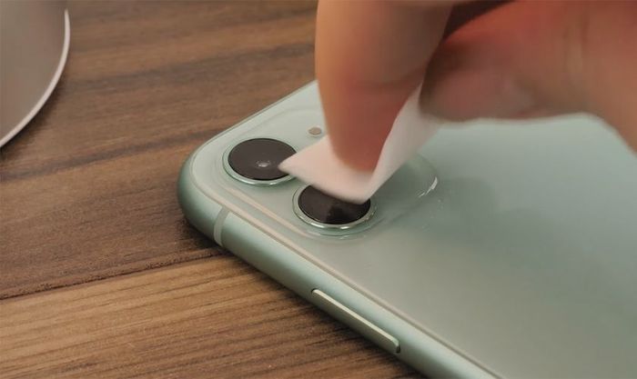 Vệ sinh lại camera của iPhone 13 Pro Max bị mờ