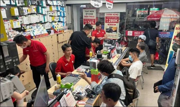 Đưa điện thoại Vsmart đến trung tâm sửa chữa uy tín