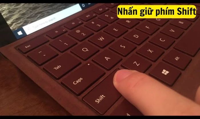 Nhấn và giữ phím Shift khi MacBook bắt đầu khởi động