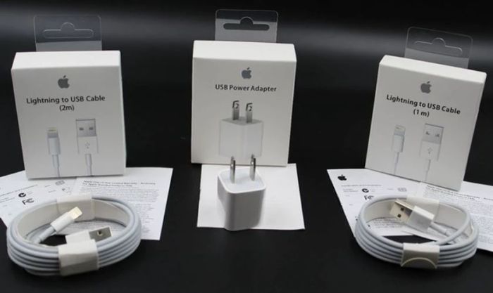 Chọn phụ kiện sạc chính hãng cho iPhone 13