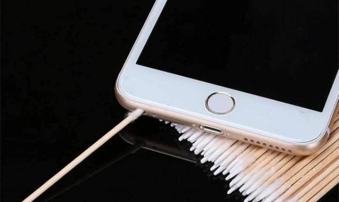 Vệ sinh loa cho iPhone khi gặp tình trạng rè