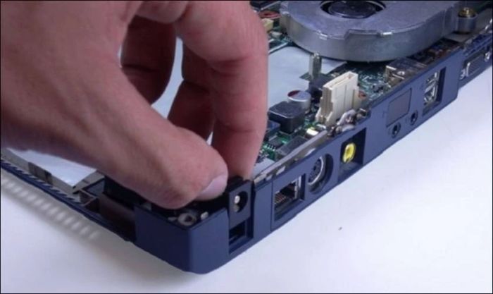 Nguyên nhân chính gây lỗi pin Laptop báo 0% và plugged in nhưng không sạc là gì?