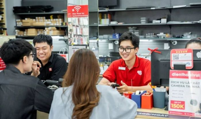 Mang iPhone 13 bị đơ màn hình cảm ứng đến cửa hàng sửa chữa điện thoại