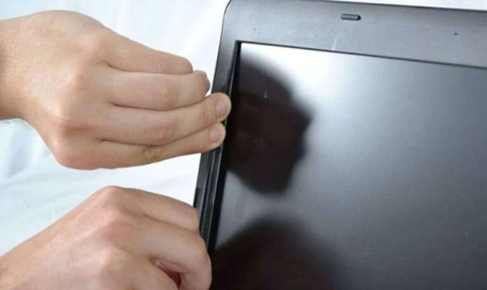 Nguyên nhân gây ra viền màn hình laptop bị hở bong keo