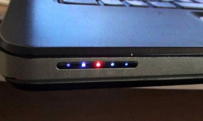 Kiểm tra đèn LED trên Laptop
