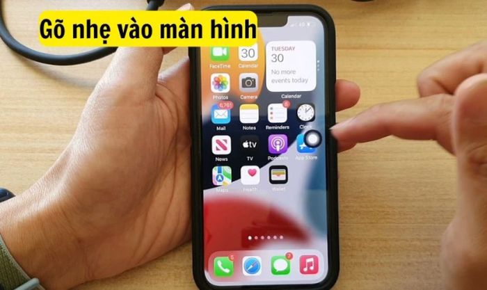 Thực hiện gõ nhẹ lên màn hình iPhone 13 Pro Max bị sọc