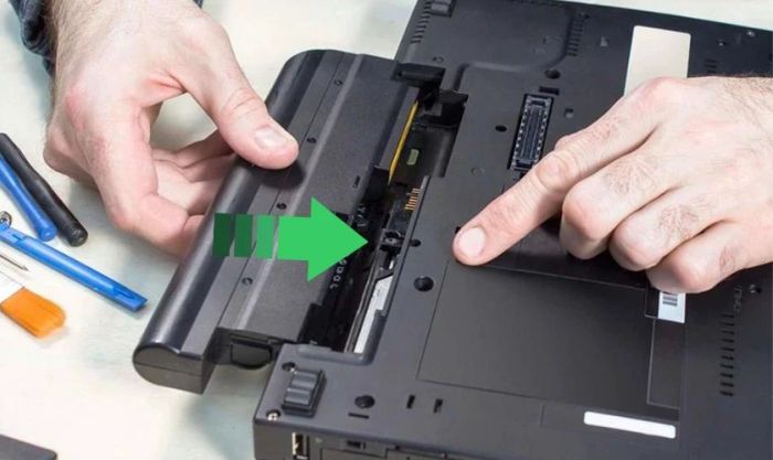 Chờ pin trở về nhiệt độ phòng trước khi lắp lại vào máy