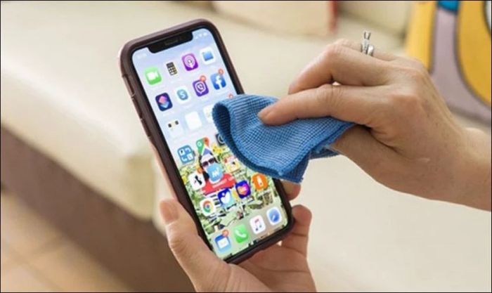 Vệ sinh màn hình iPhone X