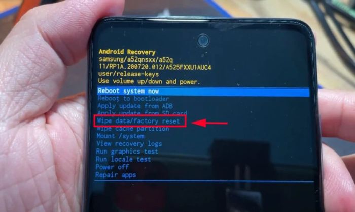 Khi màn hình mới hiện lên, bạn chọn vào Wipe data/factory reset.