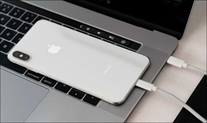 Chuyển iPhone vào chế độ DFU khi gặp lỗi màn hình trắng