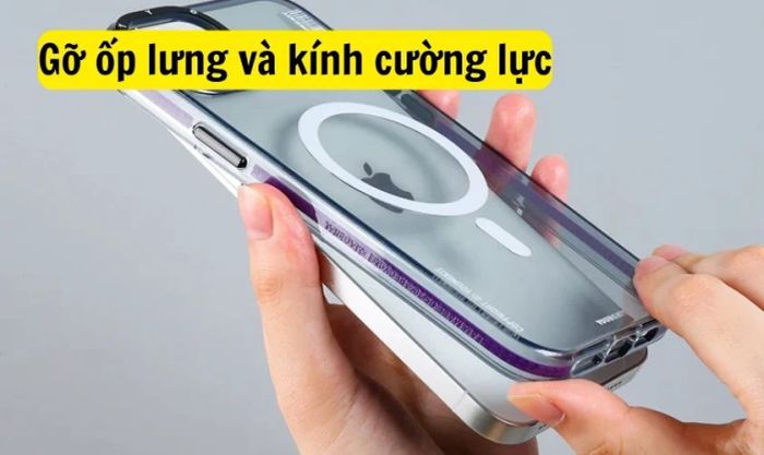 Tháo kính cường lực và ốp lưng iPhone 11 đúng cách