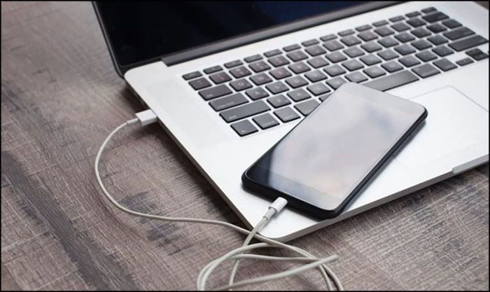 Kết nối iPhone của bạn với máy tính đã cài phần mềm iTunes qua cáp USB