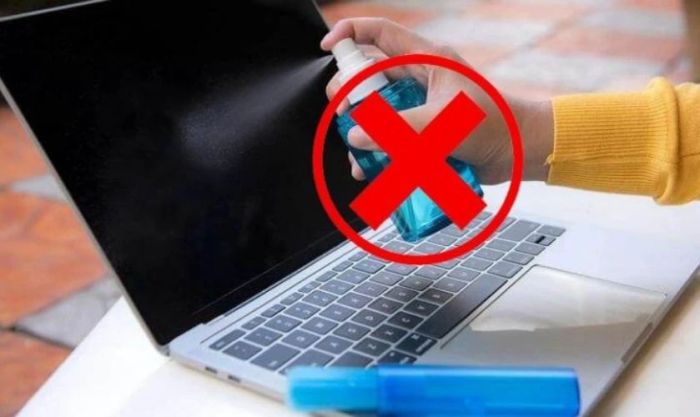 Không nên tự ý tháo laptop để vệ sinh màn hình bị mốc tại nhà
