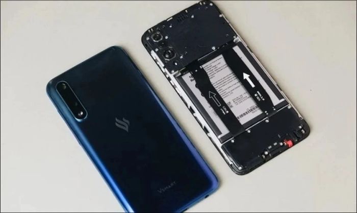 Tháo và lắp lại pin khi điện thoại Vsmart không thể khởi động
