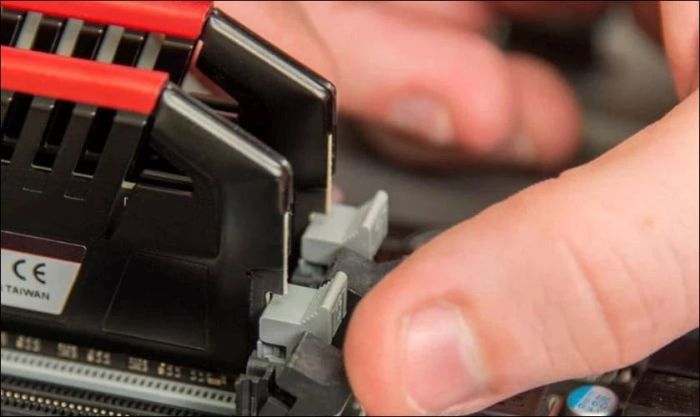 Nguyên nhân gây lỏng RAM trên laptop