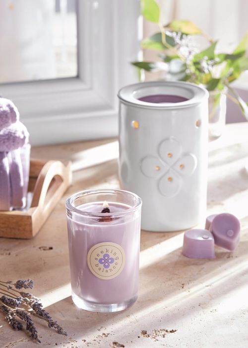 A photo of the relaxing lavender and geranium candle.