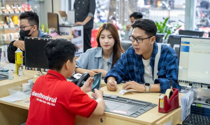 Đưa iPhone bị treo táo đến trung tâm sửa chữa Mytour