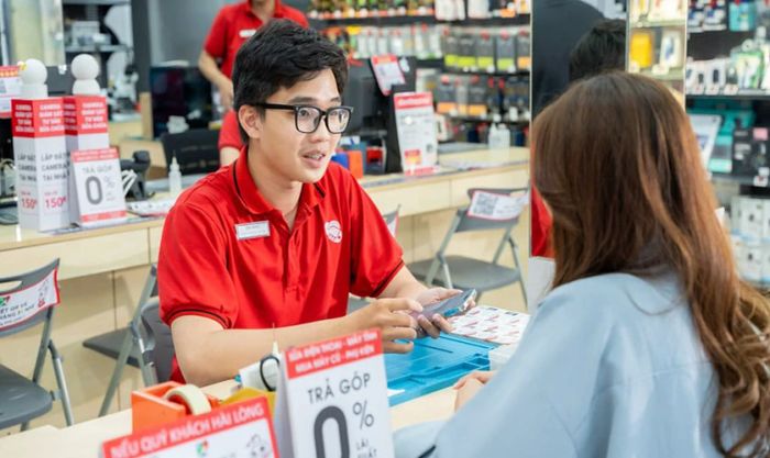 Sửa chữa iPhone bị treo táo tại cửa hàng có tốn kém không?