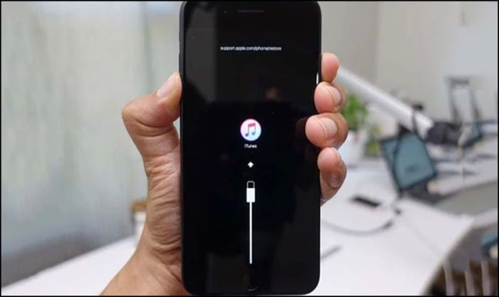 Màn hình iPhone sẽ hiển thị biểu tượng cáp USB cùng với iTune