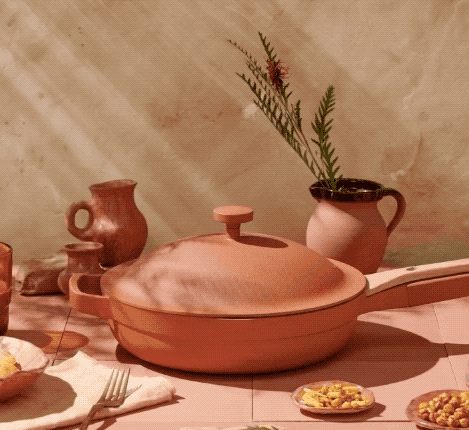 A gif showing the lid being lifted off the pan