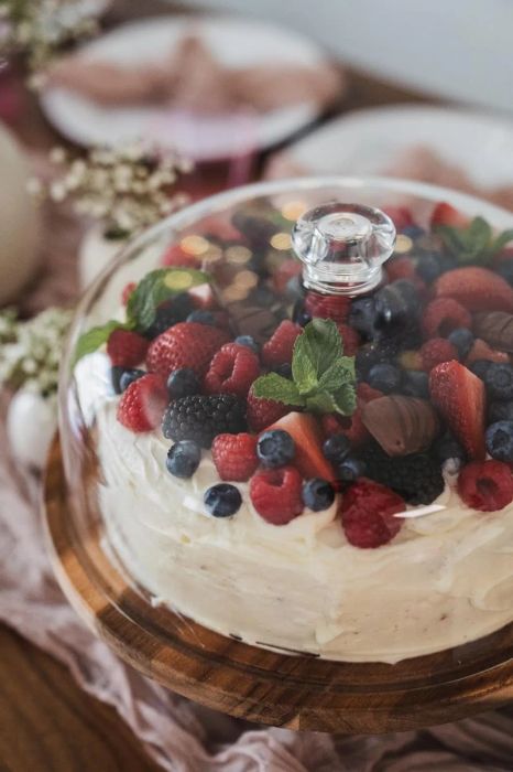 Reviewer's cake stand featuring a berry-topped cake