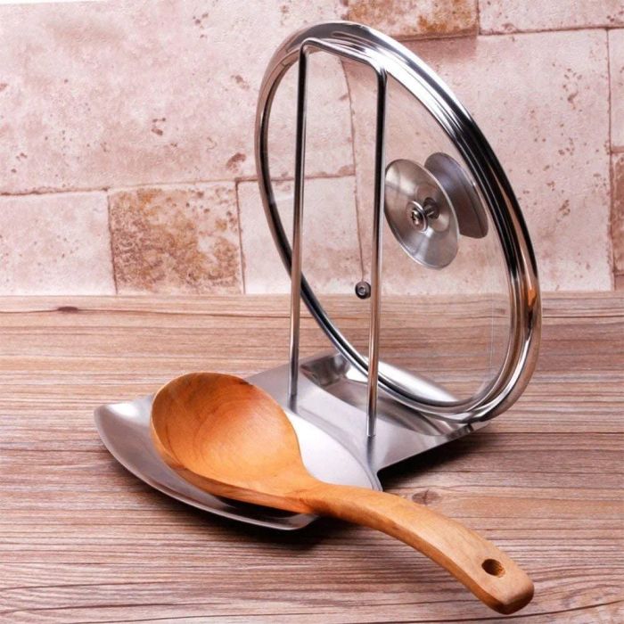 A lid and wooden spoon resting comfortably on the stand holder.