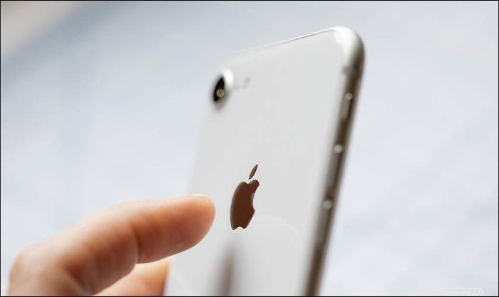 Vỗ nhẹ vào mặt lưng iPhone