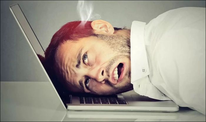 Kiểm tra nhiệt độ laptop khi chân sạc bị lỏng