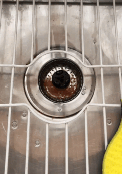 a looping gif that demonstrates how the water drains smoothly even with the strainer packed full of debris