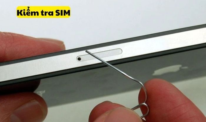 Vệ sinh và kiểm tra SIM để khắc phục lỗi iPhone không nhận SIM