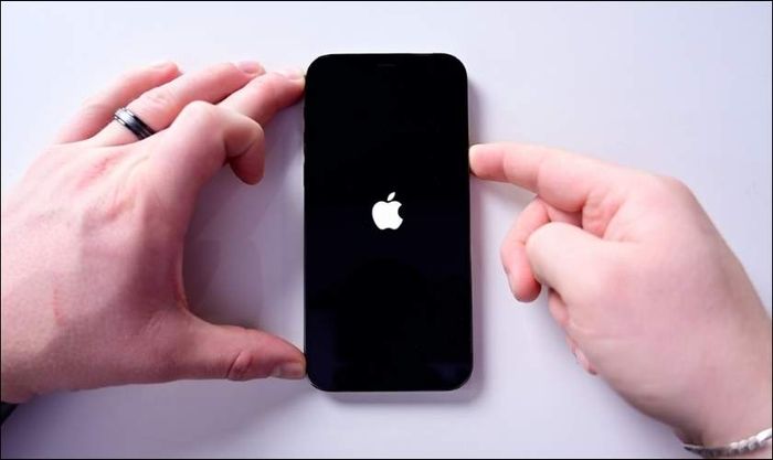 Khởi động lại iPhone khi bị sọc màn hình