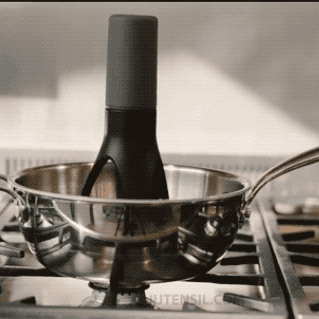 GIF showing the stirrer automatically rotating in a pan