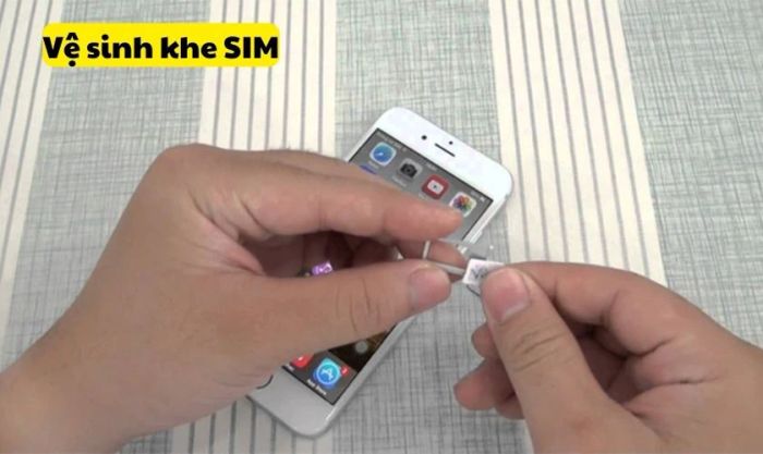 Kiểm tra khay SIM