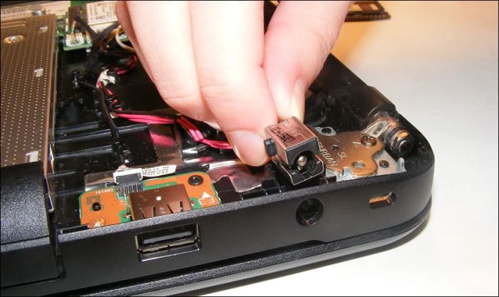 Sửa chữa cổng sạc laptop