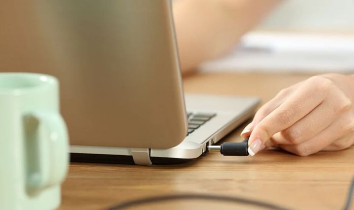 Những lý do chính nào khiến chân sạc laptop bị lỏng?