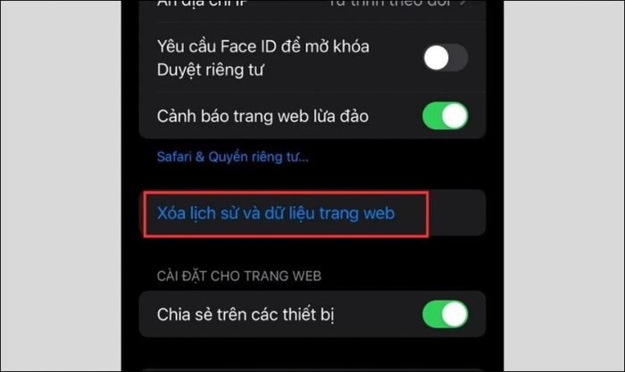 Tiếp theo, bạn nhấn vào Xóa lịch sử và dữ liệu trang web để xóa bộ nhớ đệm của ứng dụng.