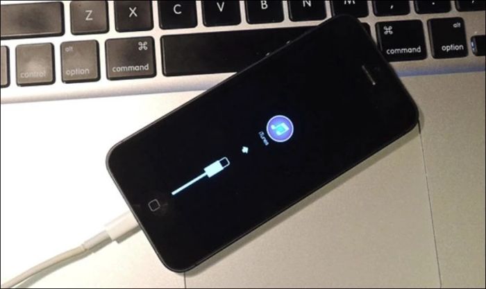 Kết nối iPhone với máy tính qua cáp sạc khi điện thoại không thể lên nguồn