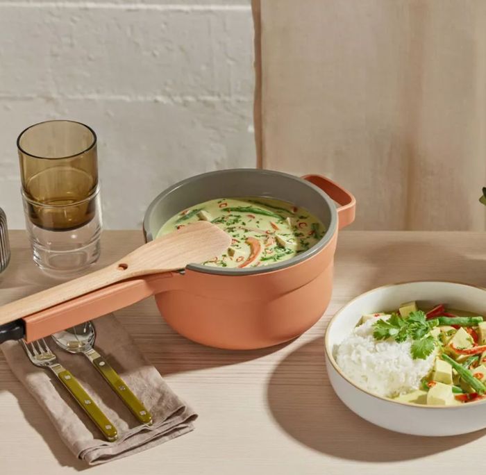 The spice-colored portable cook pan