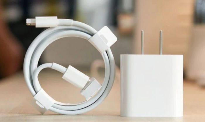 Dùng sạc và cáp sạc chính hãng để tránh gặp phải lỗi iPhone không lên nguồn.