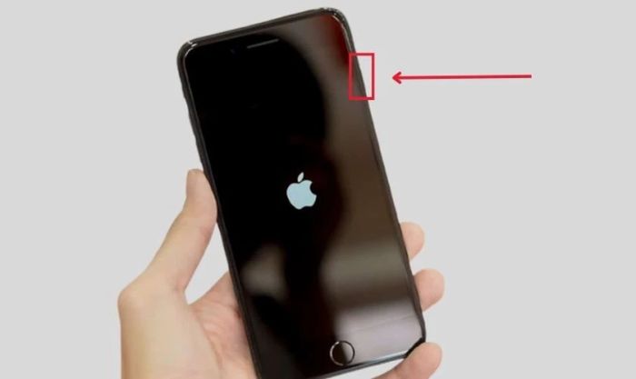 Tiếp tục nhấn và giữ nút sườn để khởi động lại thiết bị.