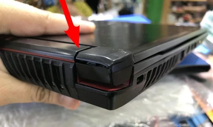 Những câu hỏi thường gặp về tình trạng gãy bản lề laptop